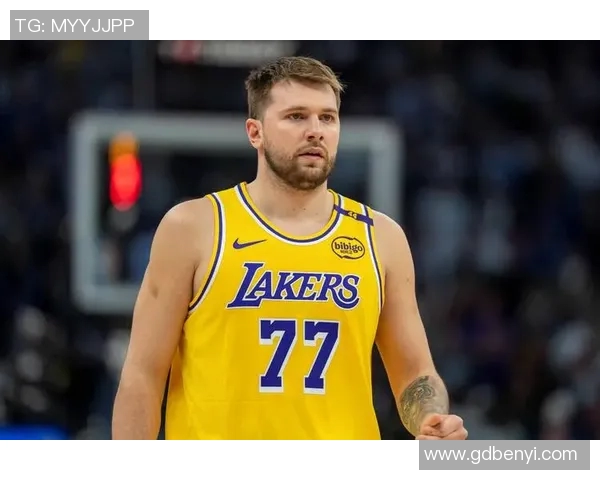 东契奇军训中锋 失衡抛投打成2+1