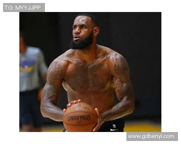 詹姆斯分心一幕曝光:坐替补席观战却盯着手机看 退役概率升到43% 詹姆斯分心一幕曝光:坐替补席观战却盯着手机看 退役概率升到43%