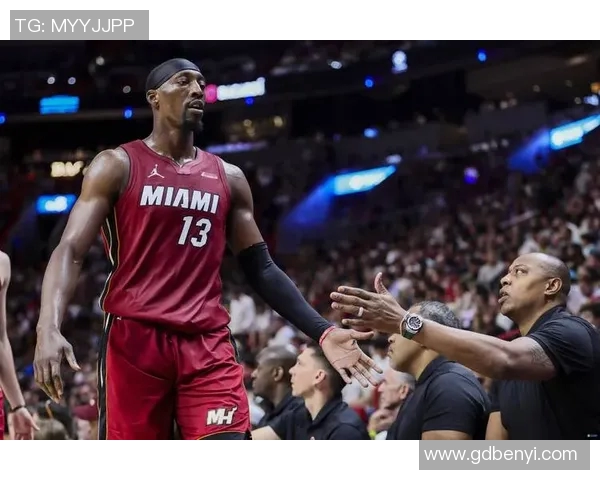 超硬!阿德巴约突然飞身隔扣文班热火替补席疯狂了! 超硬!阿德巴约突然飞身隔扣文班热火替补席疯狂了!