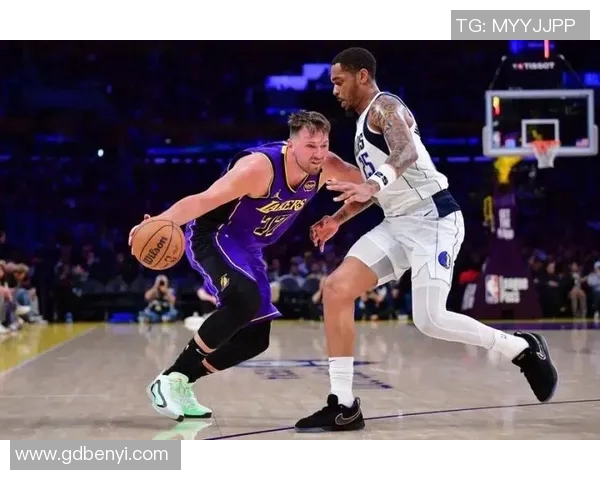 穆雷半场26分却遭湖人冰封！詹姆斯末节收汁，东契奇38分三双打崩掘进