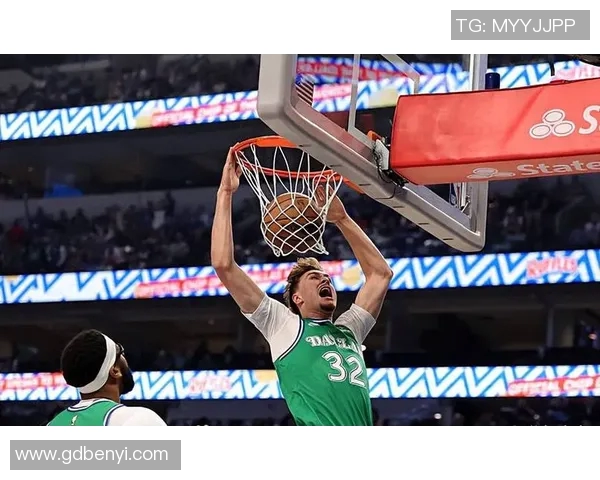 弗拉格：赛季初打控卫时我并不自信 但我现在正从那段经历中受益