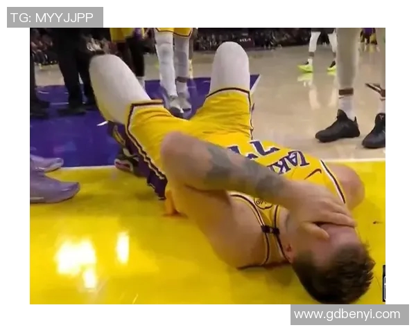 CBA强度有多大？裁判受伤返回更衣室了..